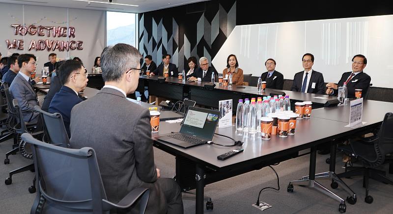 淡江大學葛煥昭校長（右1）表示自2019年起，淡江積極推動數位與淨零雙軌轉型。（圖／淡江大學提供）