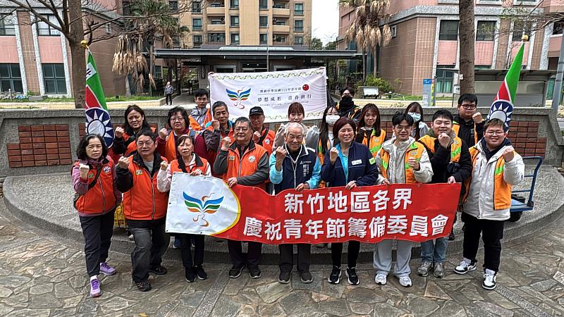 青年I服務-擦亮反射鏡。