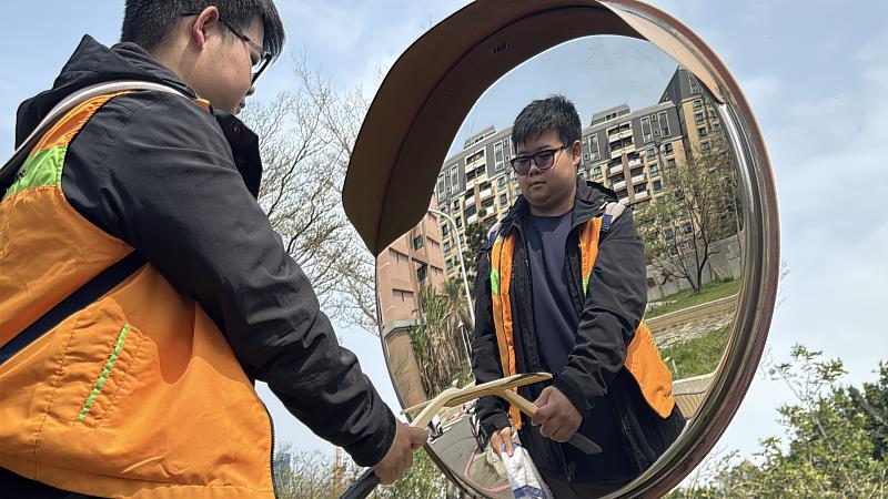 青籌認真擦拭反射鏡，為社區盡一分力。
