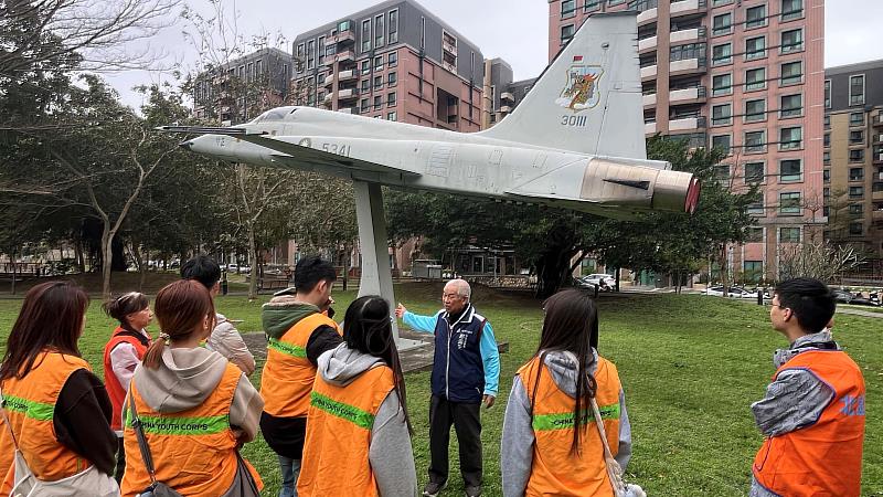新竹市中雅里鄔滬生里長為青年們解說戰鬥機的歷史及構造。