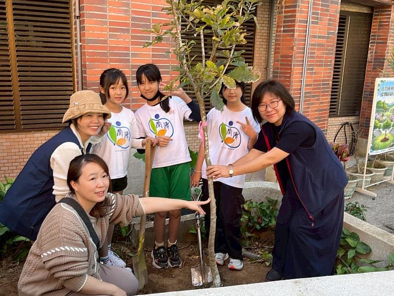 嘉市蘭潭國小「培花植樹愛地球 蝶舞翩翩在蘭潭」植樹活動 親手種下與母校連結的蝴蝶森林