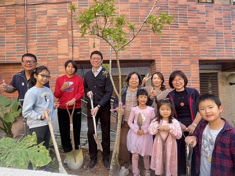 嘉市蘭潭國小「培花植樹愛地球 蝶舞翩翩在蘭潭」植樹活動 親手種下與母校連結的蝴蝶森林