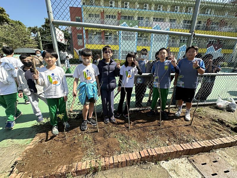 嘉市蘭潭國小「培花植樹愛地球 蝶舞翩翩在蘭潭」植樹活動 親手種下與母校連結的蝴蝶森林