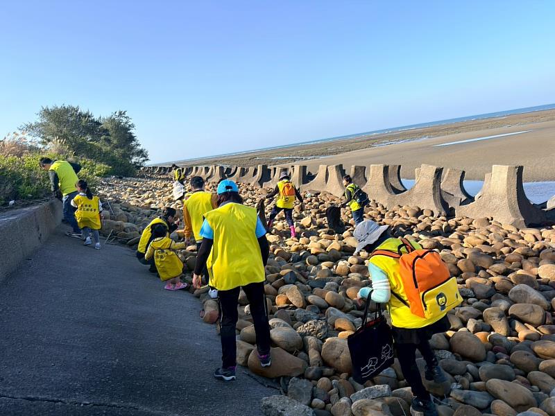 青年永續愛地球 桃園市八德區團委會「海好有你公益淨灘行動」