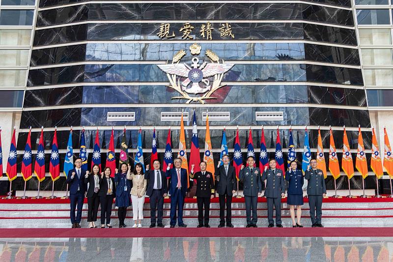 富邦人壽攜手國防部共同推動「詐欺防制教育宣導巡迴列車」,將防詐教育系統性導入國軍體系。(圖片來源:軍聞社提供)