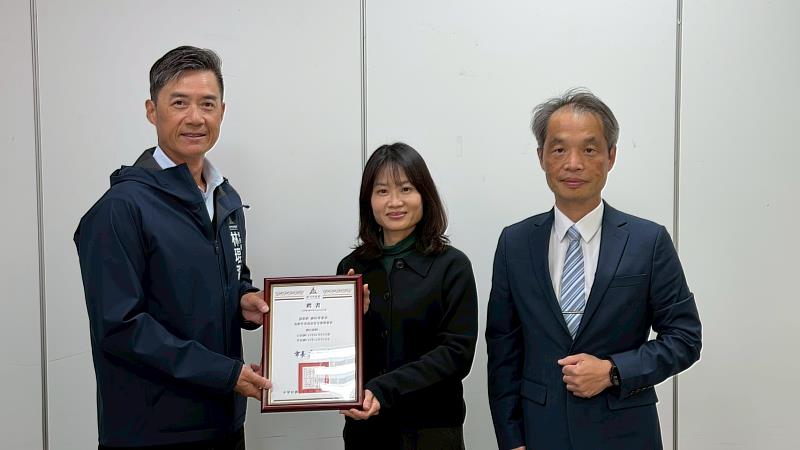 頒發新竹市營養師公會謝桂菁委員聘書。