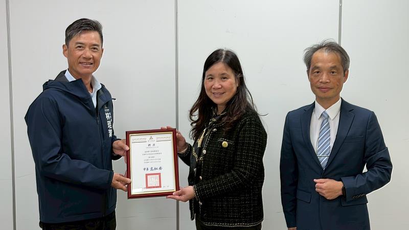 頒發元培醫事科技大學徐珠璽委員聘書。