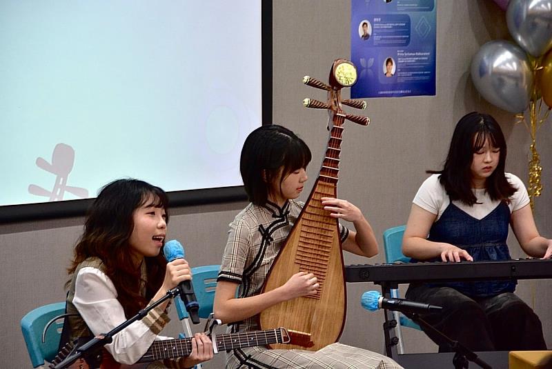 寶島恰恰樂團表演。