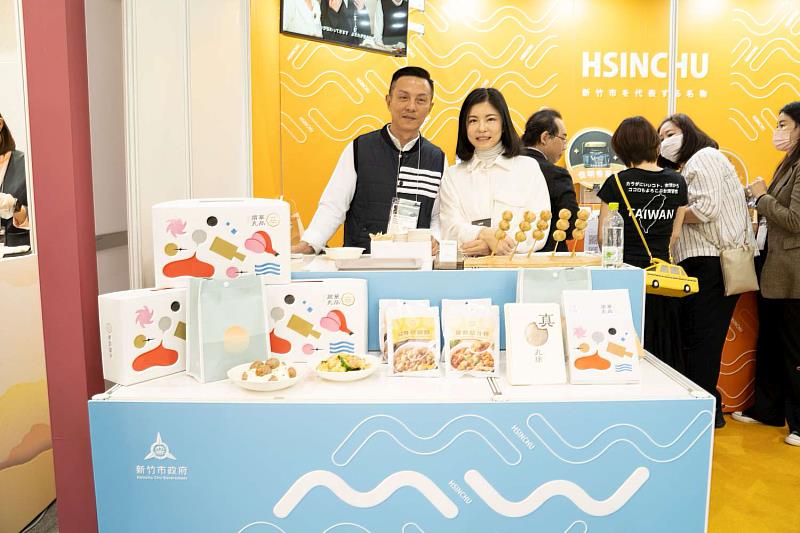 華品貢丸現場展示真空料理包系列，吸引買家試吃並體驗多元料理魅力。