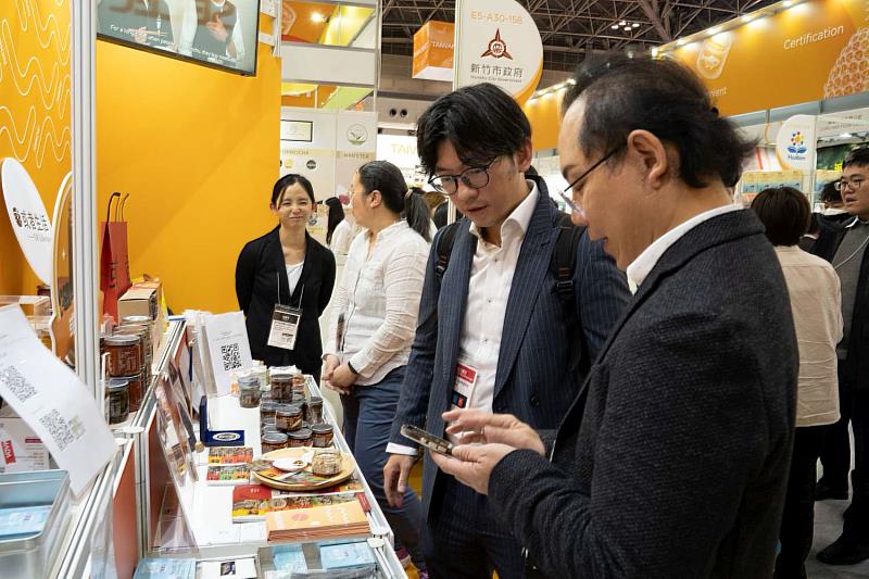 佳明香草園現場展示天然香草產品，吸引買家品嚐體驗其獨特風味與多元應用。