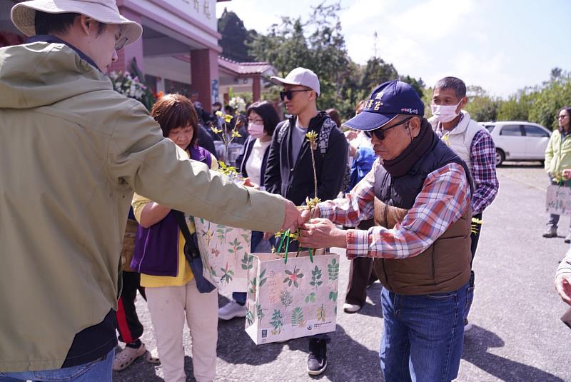 簽署活動響應2026植樹節,加贈阿里山十大功勞、金毛杜鵑兩種適臺灣原生苗木,吸引林農踴躍參與。