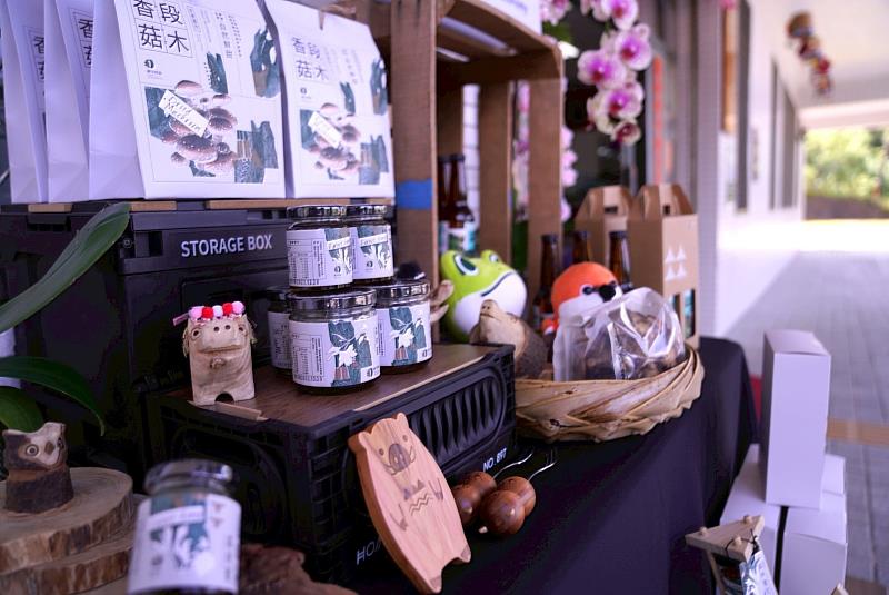 林下經濟政策開放林農從事段木香菇、森林蜂產品等10項農產品生產，協助林農兼顧林木生產及附加收益。