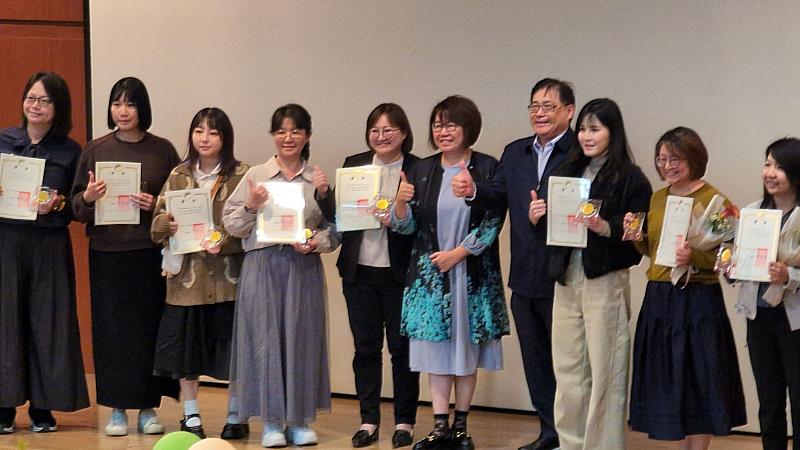 陳巧菱(左4)獲頒中華民國精神衛生護理學會「114年度優良精神衛生護理人員」獎項,從全臺眾多菁英中脫穎而出,成為僅有的70位獲獎者之一,頒獎典禮於衛生福利部嘉南療養院舉行。