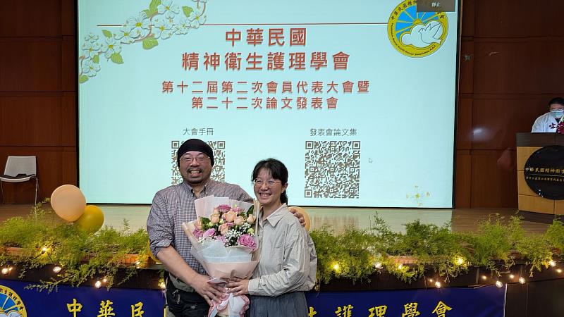 陳巧菱（右）與精神科急性病房護理長江國誠（左）一同出席精神衛生護理會員大會暨頒獎活動。