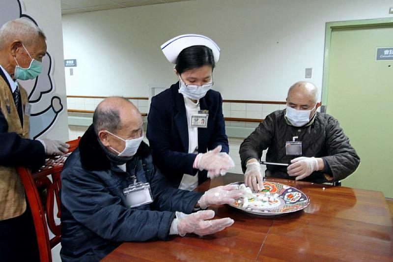 陳巧菱形容,照護病友就像在「蓋房子」。當大腦生病後,許多功能可能逐漸退化,而護理人員的角色,就是陪伴病友打好地基、重建生活秩序。