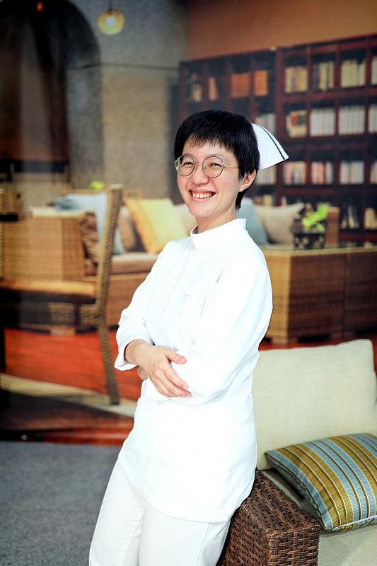 個性沉穩理性的陳巧菱護理長，管理團隊時展現充分的信任與包容。她感恩上人、院長林欣榮以及護理部長期以來的支持，未來也將持續帶領團隊穩紮穩打，守護精神障礙與失智長者的健康。