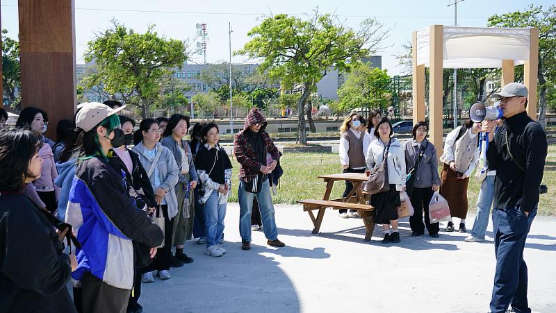 劉耕名講座教授的現場解說，讓學生理解沉浸式展演如何整合動畫、美術設計、聲音、程式與機械裝置。