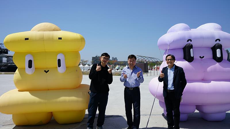 劉耕名講座教授（左）親自為嘉義燈會設計「嘉義」字體，李天祥校長（中）與鐘俊顏副校長（右）前往燈會現場參觀。