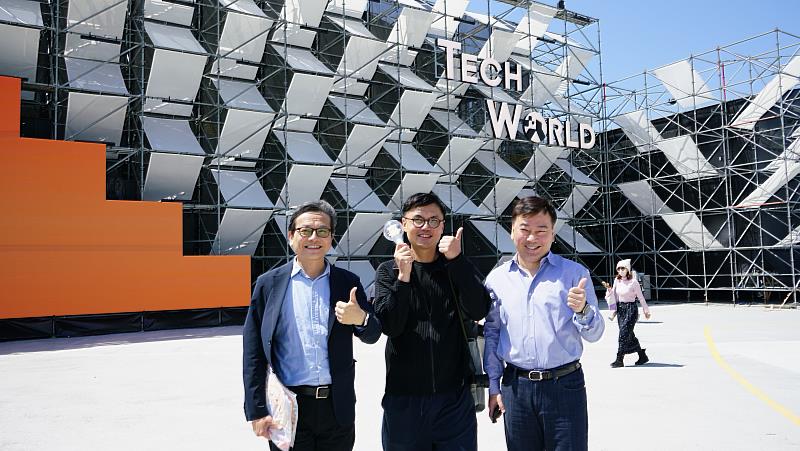 劉耕名講座教授（中）帶領崑大師生校外教學，校長李天祥（右）與副校長鐘俊顏（左）皆到場支持與旁聽。