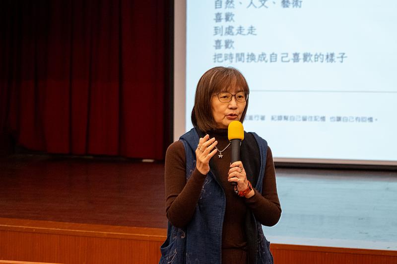 世新廣播電臺教師倪琇茹分享多年主持訪談節目經驗。(世新大學提供)