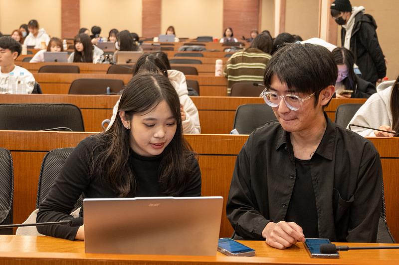世新廣播電臺新聲代主持人及新進實習團隊助理們投入培訓課程。(世新大學提供)