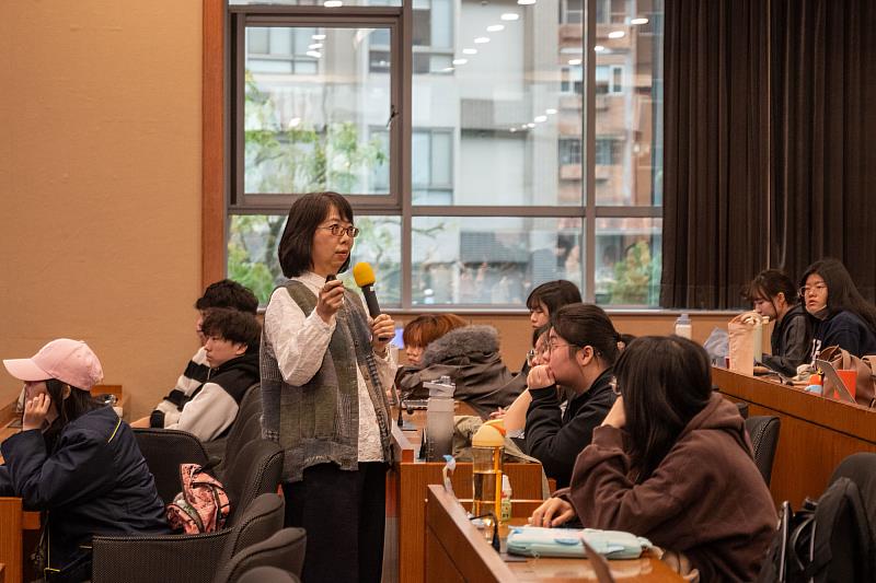 世新廣播電臺教師馮文清分享聲音內容產業發展趨勢。（世新大學提供）