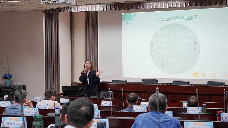 新進教師座談會，心理師提供輔導資源。