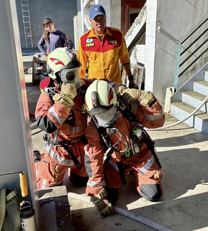 新竹市消防局辦理新進消防人員火場生存訓練。