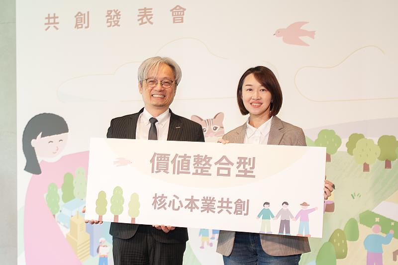 國家發展委員會副主任委員彭立沛（左起）與全家便利商店公共事務暨品牌溝通室部長吳采樺。