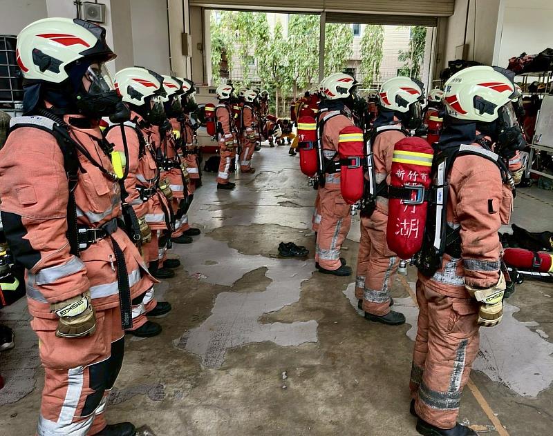 提升火場自救互救能力 竹市消防局辦理新進消防人員火場生存訓練