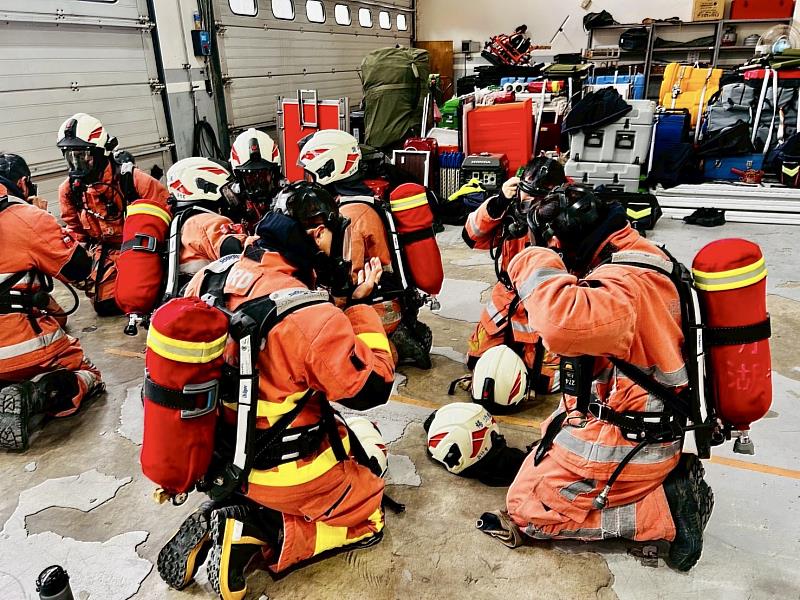 新竹市消防局辦理新進消防人員火場生存訓練。