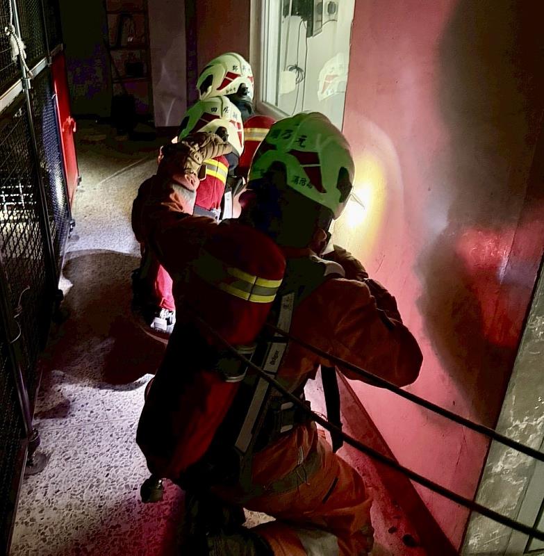 新竹市消防局辦理新進消防人員火場生存訓練。