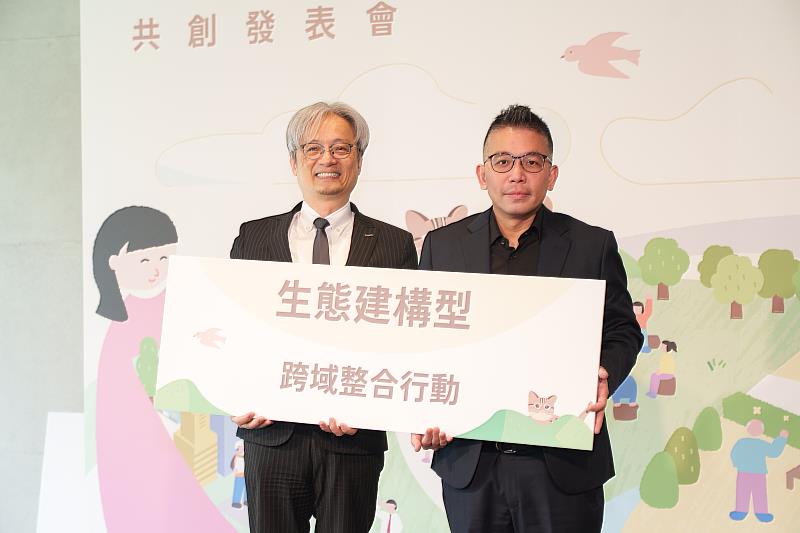 國家發展委員會副主任委員彭立沛（左起）與晶睿通訊發言人暨企業品牌永續室處長謝邦彥。