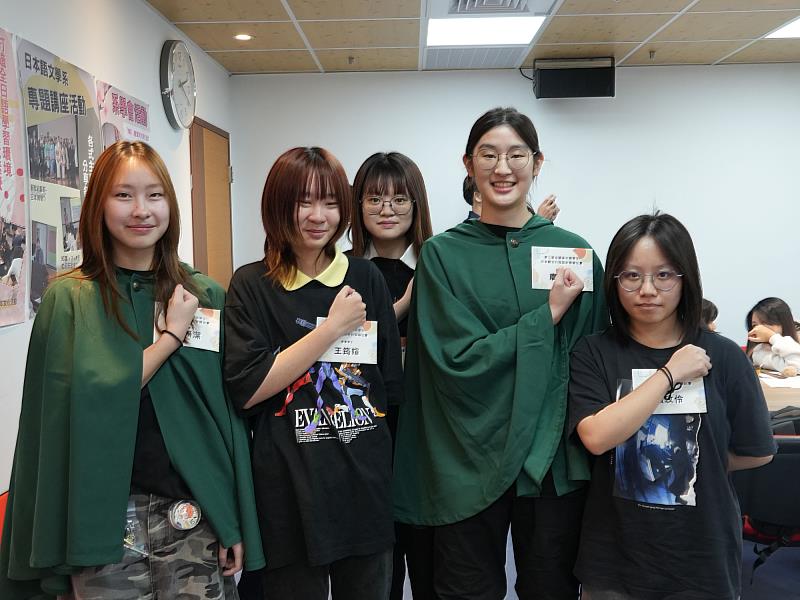 不少高中生鎖定動漫主題展現巧思，更有團隊穿上《進擊的巨人》調查兵團披風上台簡報。（世新大學提供）