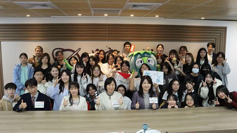 參賽者在準備與簡報過程中，實際感受世新日文系重視日本文化實作與媒體傳播應用的教學特色。（世新大學提供）