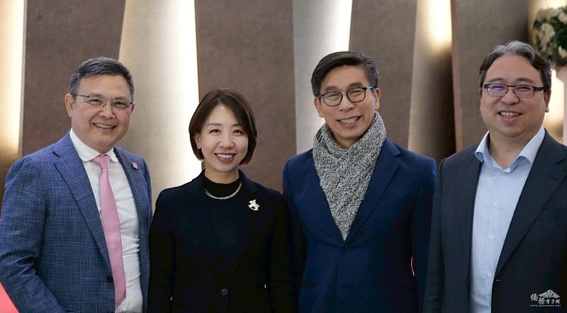 李姸慧（左2）與出席貴賓合影。