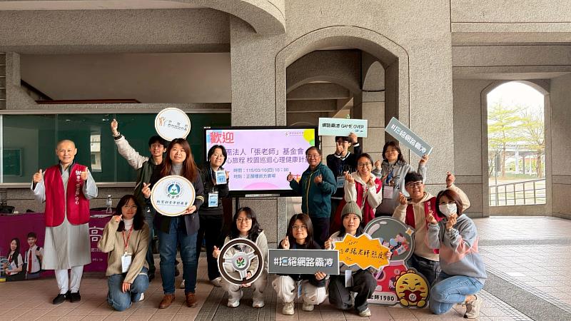 東海大學社工系學生與台中張老師中心合作，走入慈明高中舉辦預防網路霸凌教育展覽，透過互動體驗讓學生認識網路霸凌樣態。