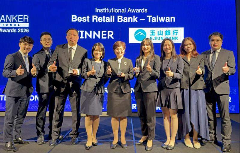 玉山銀行勇奪RBI 3項國際級獎項肯定，包含「臺灣最佳零售銀行」、「最佳CSR倡議」與「卓越AI創新貸款」，由玉山銀行個金總處執行長許美麗（中）率隊領獎。