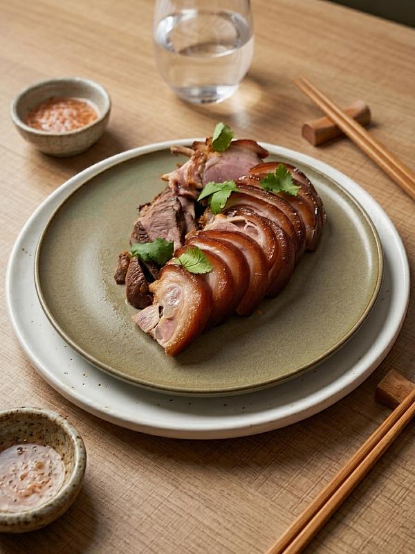 看看這油亮亮、Q彈有勁的新店賴家豬腳！經典的台式小食，在TOT變身成最完美的微醺配角。