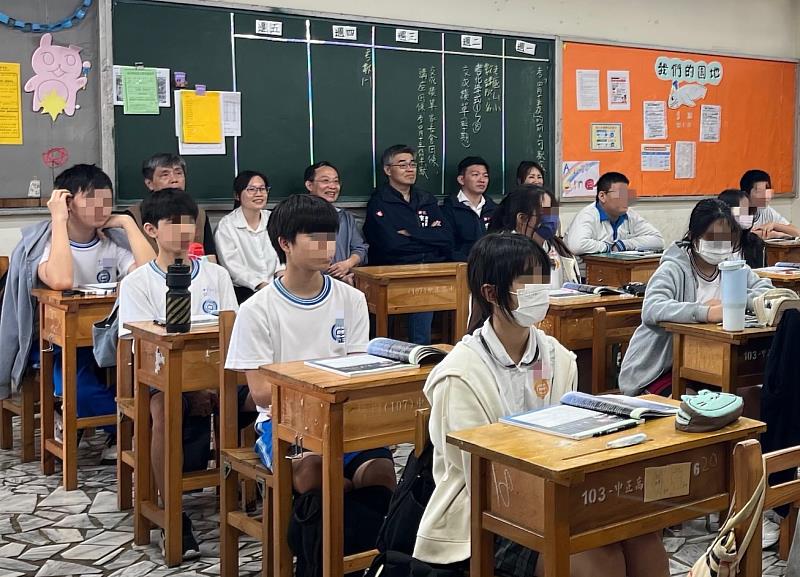 二、遠傳針對國小、國中與高中職「班班大螢幕」規劃差異化的AI學習方案。高雄市副市長李懷仁（後排右3）本月初前往中正高中實地觀摩教學示範。