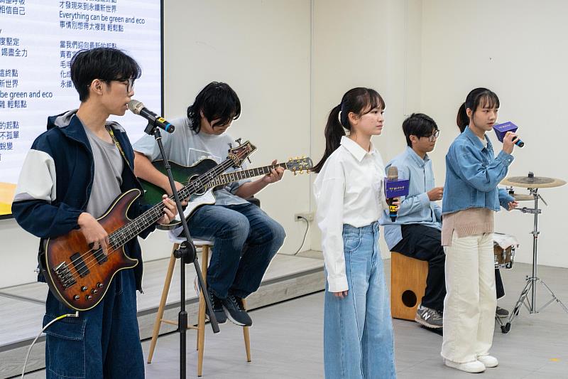 首次發表的115年全大運主題曲《青春永續》，由中央大學學生一手創作，把青春的熱血、運動的拚搏精神，還有對永續的未來想像，都寫進旋律裡。