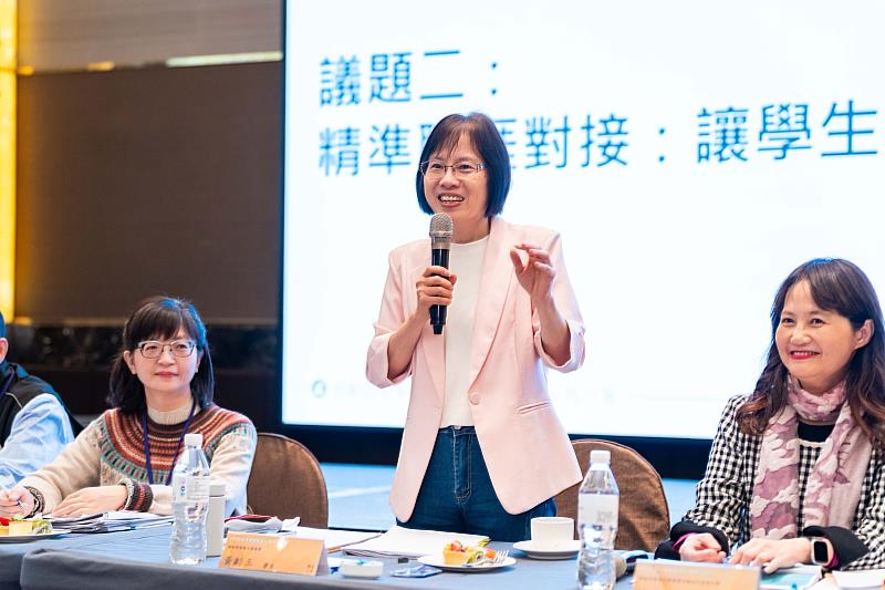 勞動力發展署黃齡玉署長(中)在會中說明,勞動部將「大專就業學程」與「青年預聘計畫」整併為「補助大專校院就業學程企業預聘青年計畫」一條龍服務。