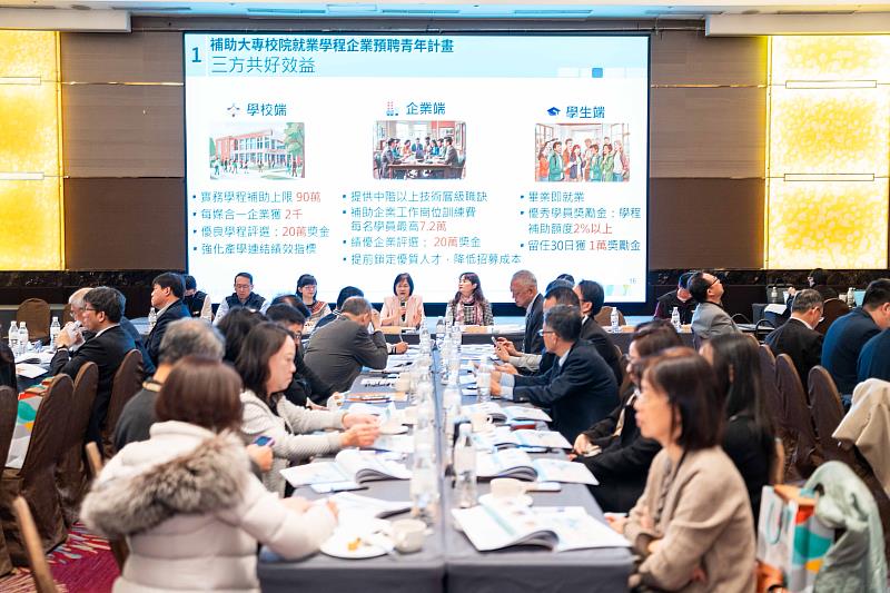 「大專校院校長聯繫交流會」由勞動力發展署黃齡玉署長主持，聚焦青年就業、跨域培育及產學合作議題。