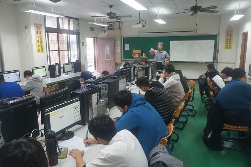 中信科大機械系張名輝老師(中)於北門農工授課。(圖/中信科大提供)