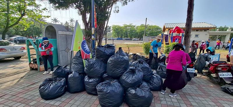 屏東縣救國團發起「潔淨地球淨灘」行動號召百人守護東港海岸