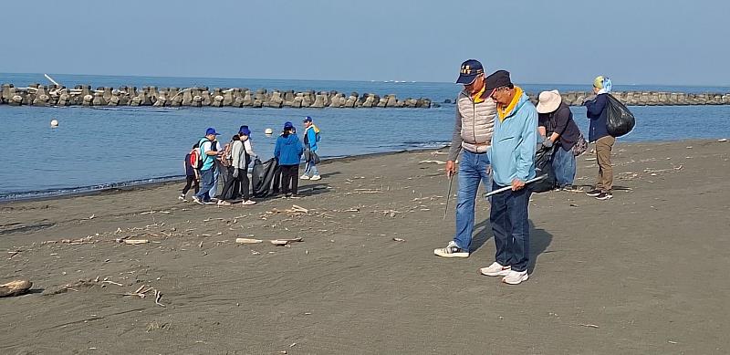 屏東縣救國團發起「潔淨地球淨灘」行動 號召百人守護東港海岸