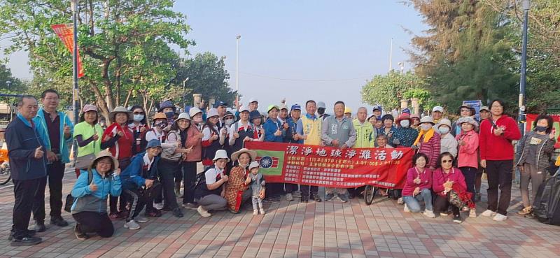 屏東縣救國團發起「潔淨地球淨灘」行動 號召百人守護東港海岸