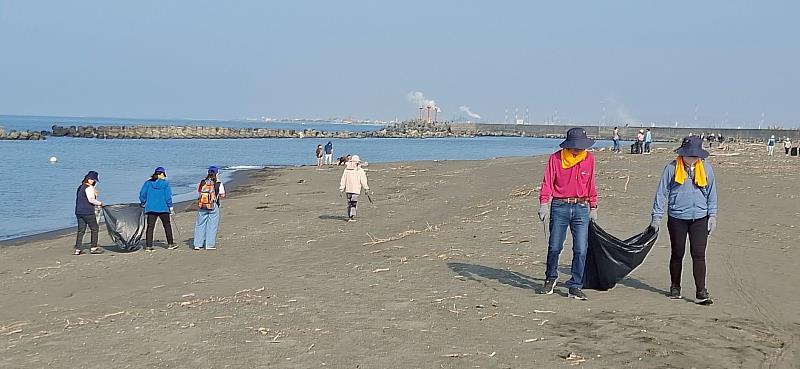 屏東縣救國團發起「潔淨地球淨灘」行動 號召百人守護東港海岸