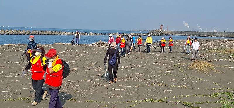 屏東縣救國團發起「潔淨地球淨灘」行動 號召百人守護東港海岸