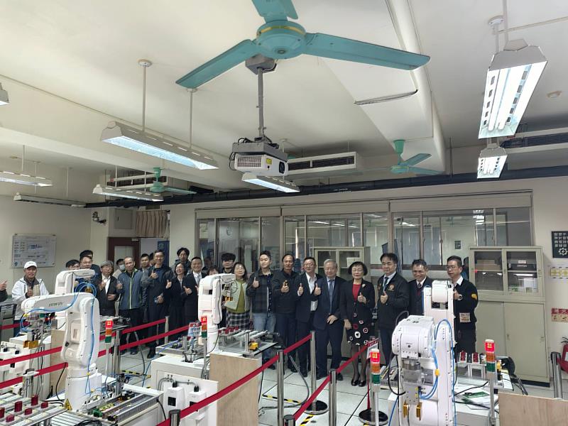 育達科技大學智慧工業機器人技能培育中心揭牌典禮會貴賓大合照。